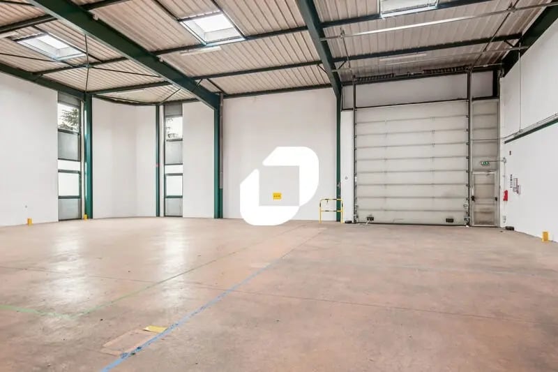 Location Local d'activités 734 m² - Photo 1