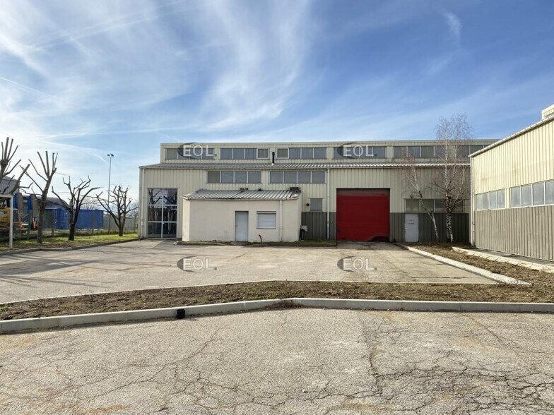 Industrial in Mornant to rent - Building Photo - Image 2 of 6
