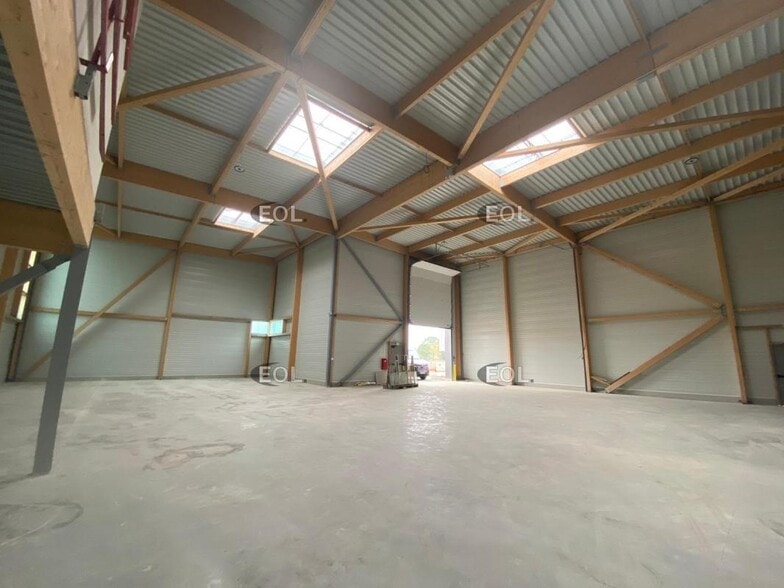 Light Industrial in Courtry for sale - Interior Photo - Image 2 of 2