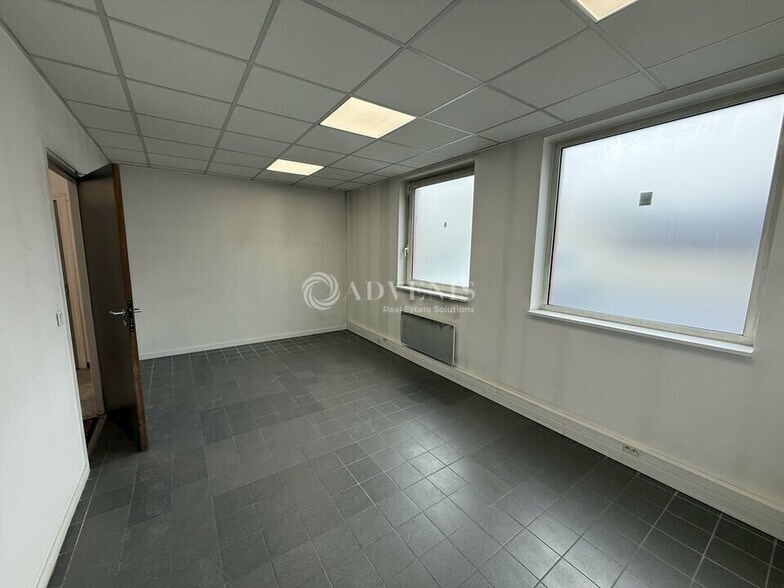 Light Industrial in Champs-sur-Marne to rent - Interior Photo - Image 2 of 10