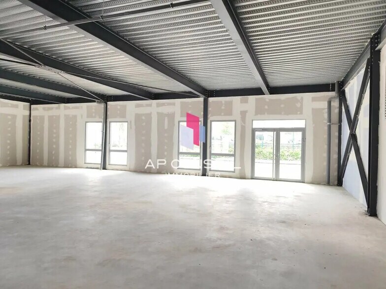 Office in Plaisir to rent - Building Photo - Image 3 of 4