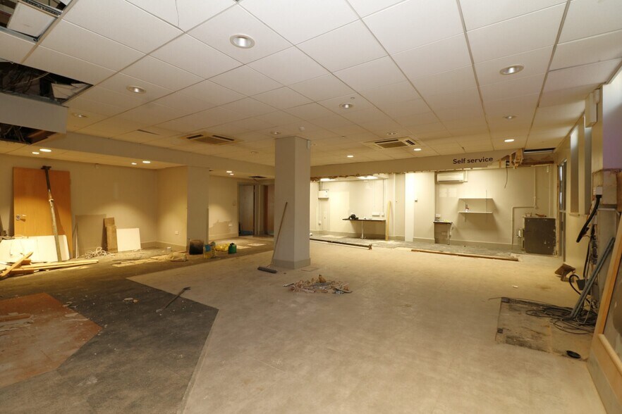 5-9 Crofts Bank Road, Manchester to rent - Interior Photo - Image 2 of 5