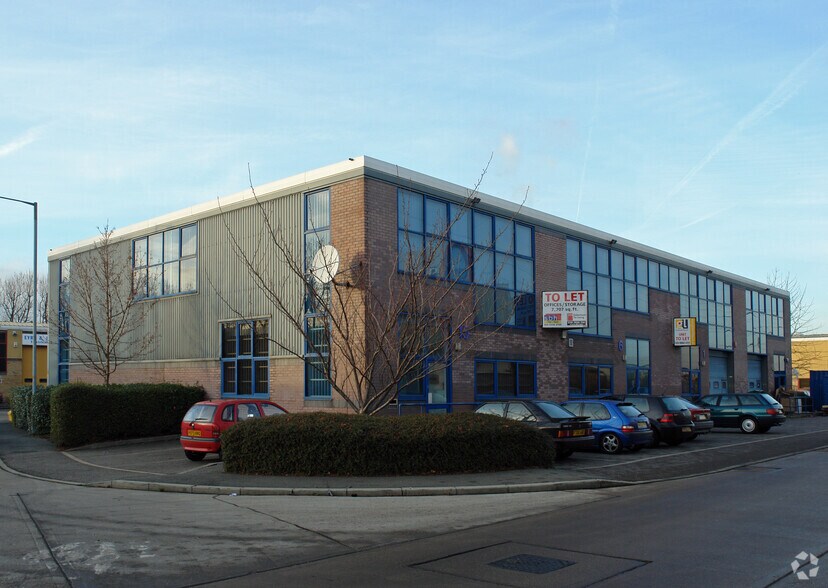 Edison Rd, Enfield to rent - Building Photo - Image 3 of 7