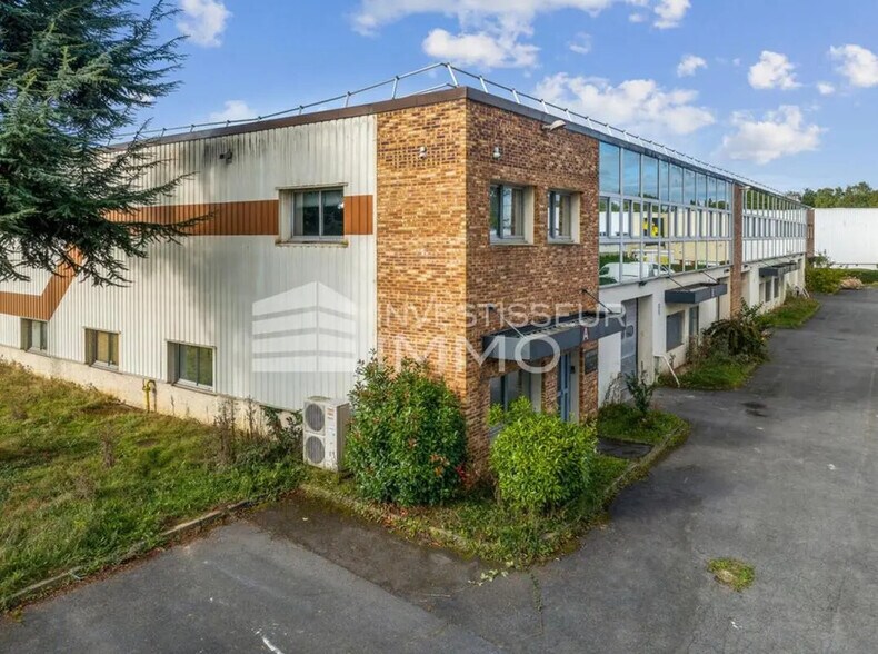 Light Industrial in Les Ulis to rent - Building Photo - Image 2 of 3