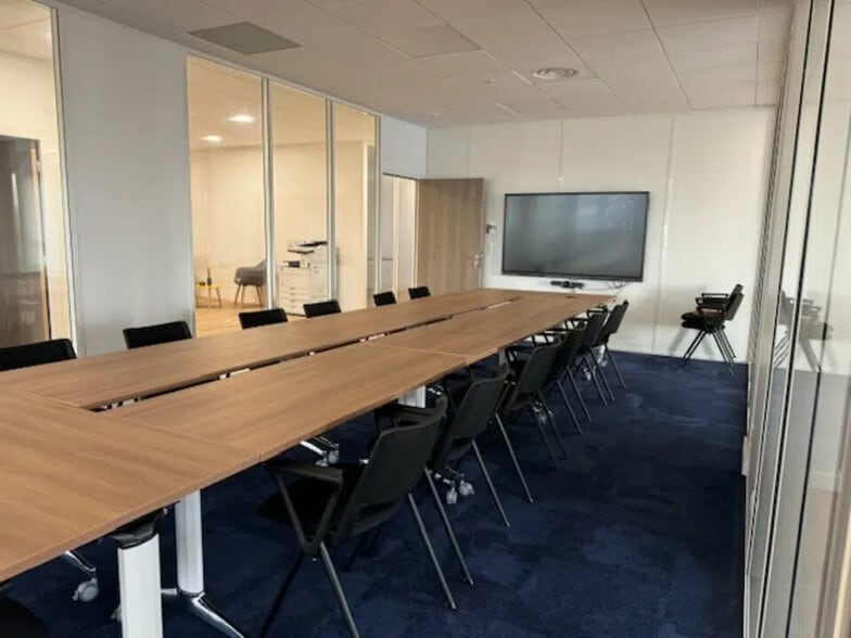 Office in Genas to rent - Interior Photo - Image 2 of 5