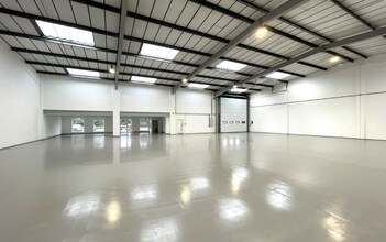 6 Hawley Ln, Farnborough to rent Interior Photo- Image 2 of 2