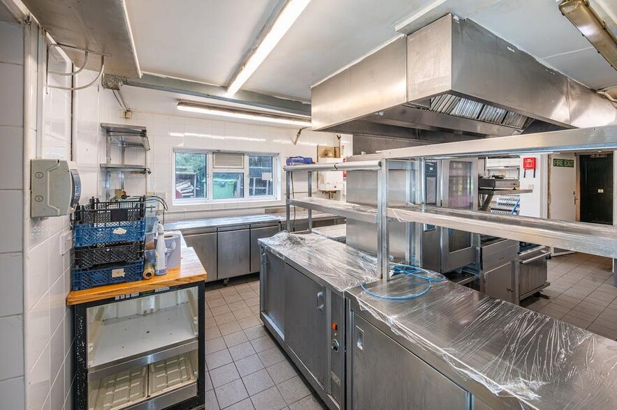 125 Windsor Rd, Chobham for sale - Building Photo - Image 3 of 9