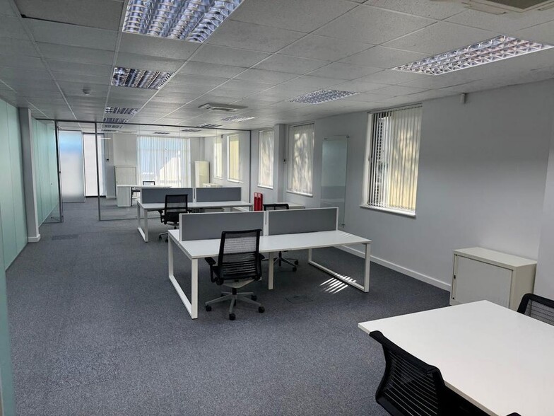 1-2 Eversley Way, Egham to rent - Building Photo - Image 2 of 8