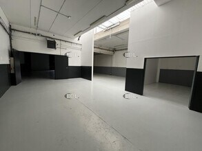Light Industrial in Trappes for sale Interior Photo- Image 2 of 13
