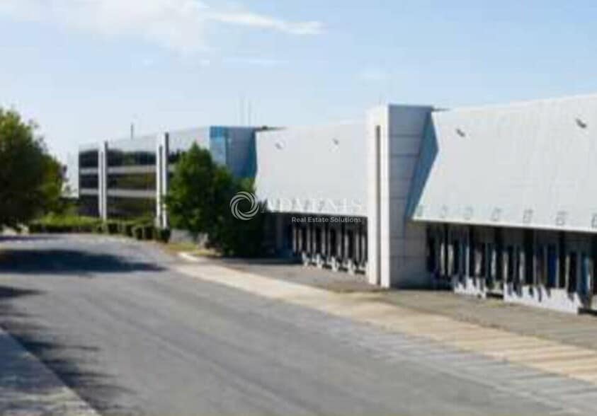 Industrial in Savigny-le-Temple to rent - Building Photo - Image 3 of 4
