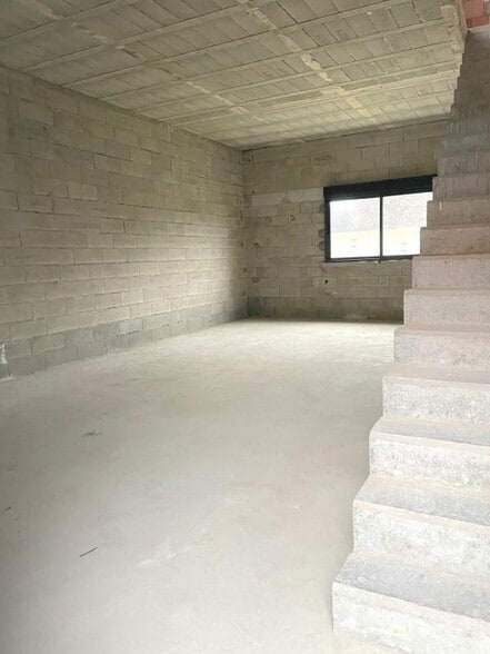 Retail in Cormeilles-en-Parisis to rent - Interior Photo - Image 2 of 4