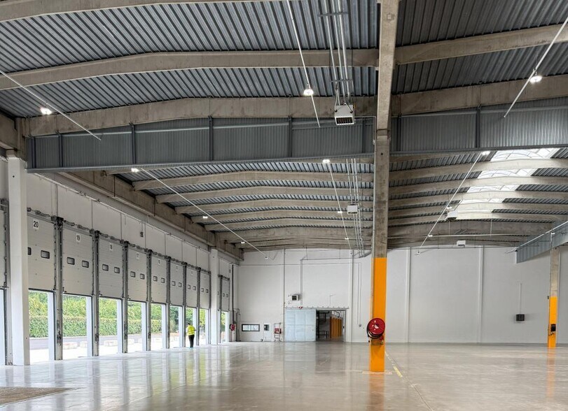 Industrial in Lisses to rent - Building Photo - Image 3 of 13