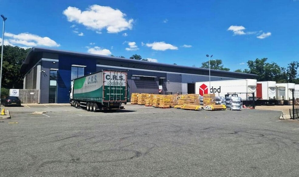 Crockfold Ln, Basingstoke to rent - Primary Photo - Image 1 of 2