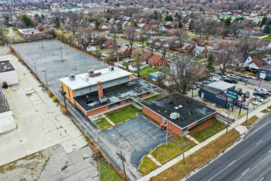 8230 E 8 Mile Rd, Detroit, MI for sale - Primary Photo - Image 1 of 1