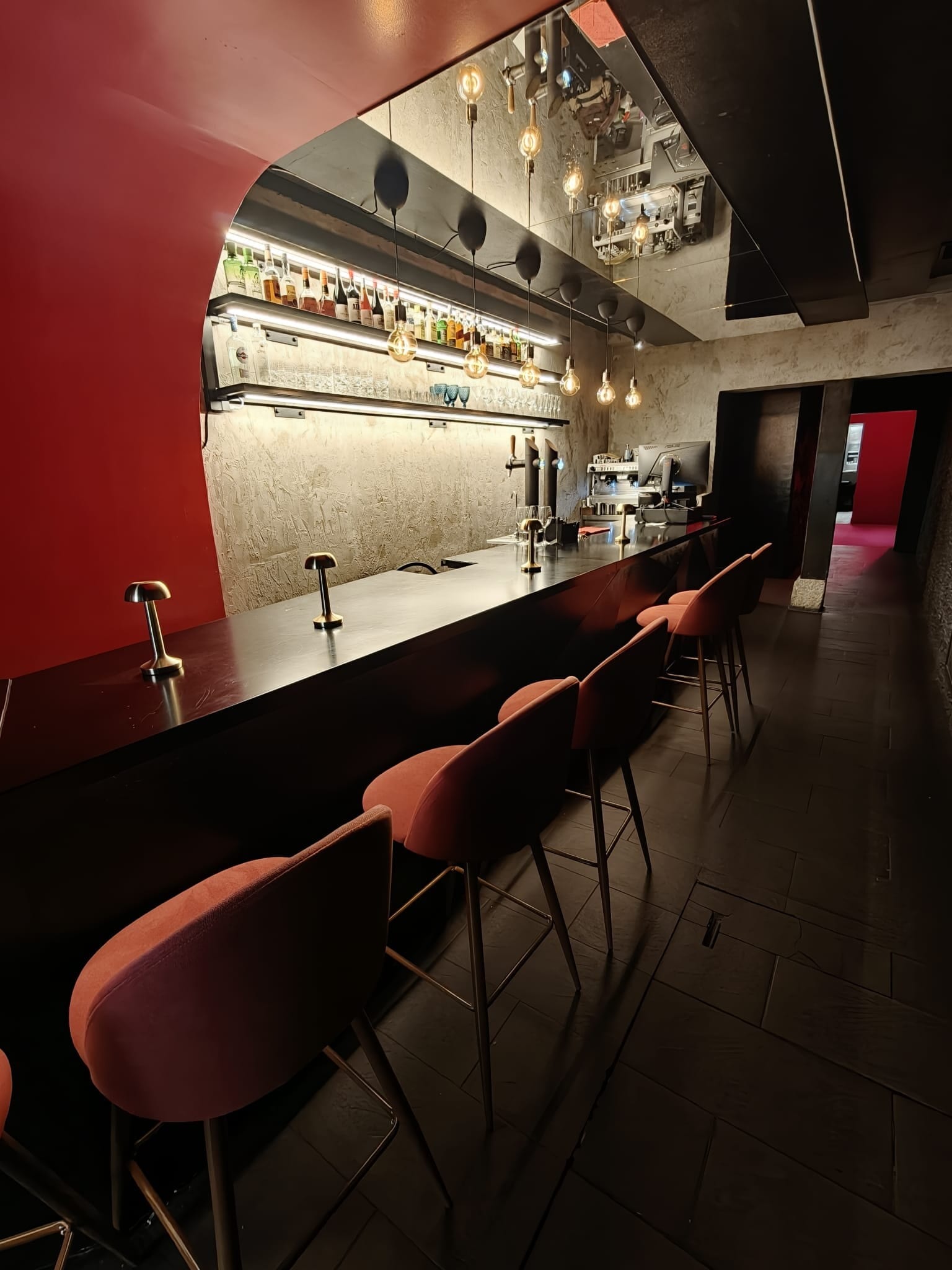 Retail in Madrid, Madrid to rent Interior Photo- Image 1 of 9