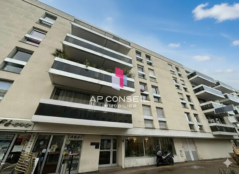 Office in Le Chesnay-Rocquencourt to rent - Primary Photo - Image 1 of 9
