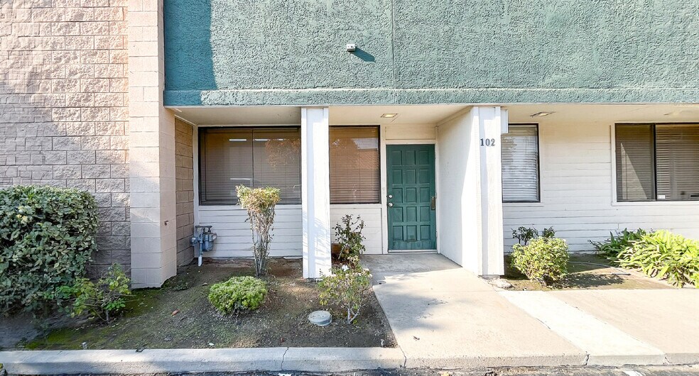 5740 E Shields Ave, Fresno, CA for rent - Building Photo - Image 1 of 1