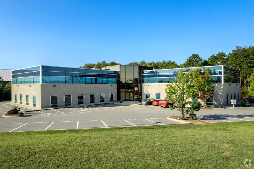 215 Overhill Dr, Mooresville, NC for sale - Building Photo - Image 1 of 1