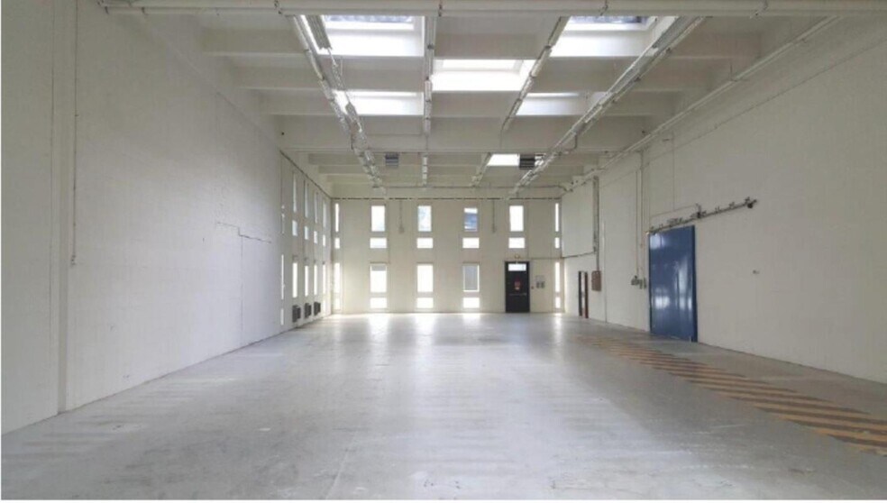 Light Industrial in Rungis to rent - Building Photo - Image 2 of 8