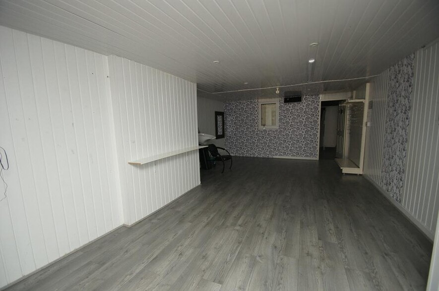 18-18A Whitby Rd, Ellesmere Port to rent - Building Photo - Image 3 of 7