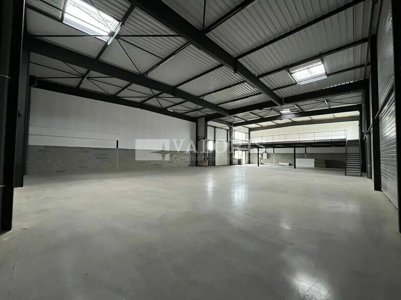 Light Industrial in Frans to rent - Interior Photo - Image 2 of 10