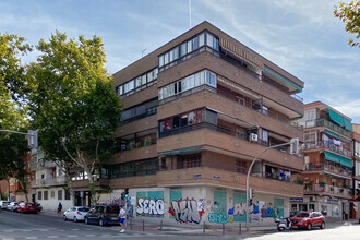 Office/Retail in Madrid, MAD for rent Primary Photo- Image 1 of 3