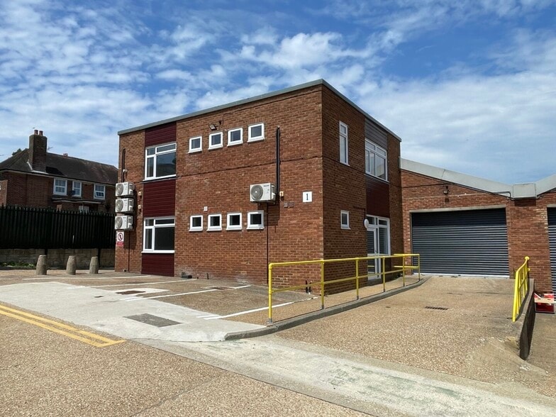1 Mace Ln, Ashford to rent - Building Photo - Image 2 of 20