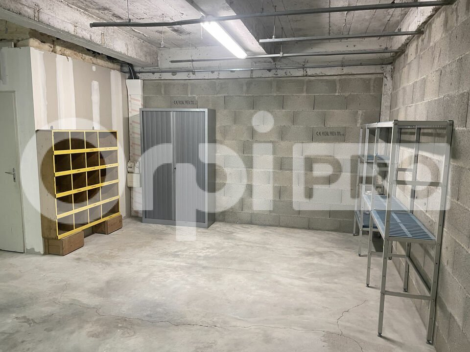 Light Industrial in MARCILLY-D'AZERGUES to rent Interior Photo- Image 1 of 6