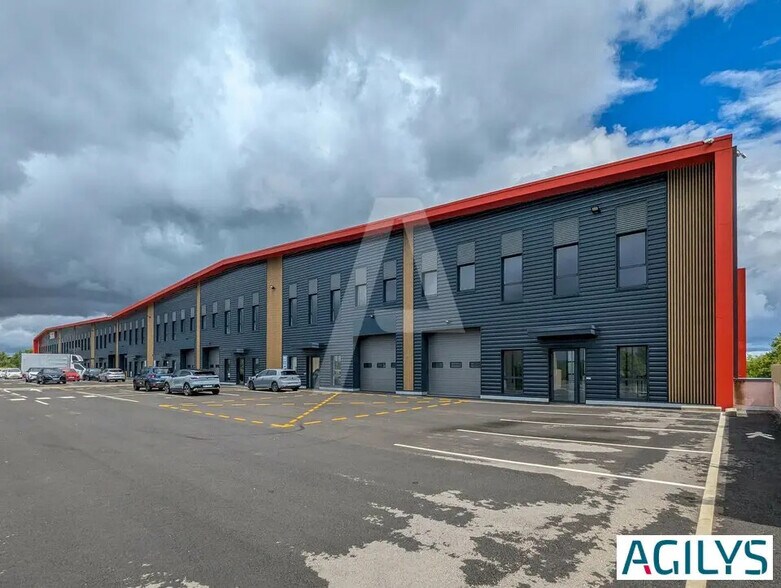 Light Industrial in Élancourt to rent - Building Photo - Image 1 of 12