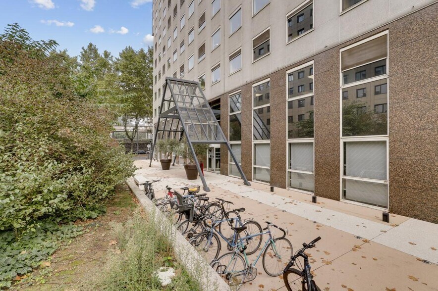 109 Boulevard De La Bataille De Stalingrad, Villeurbanne to rent - Building Photo - Image 2 of 32