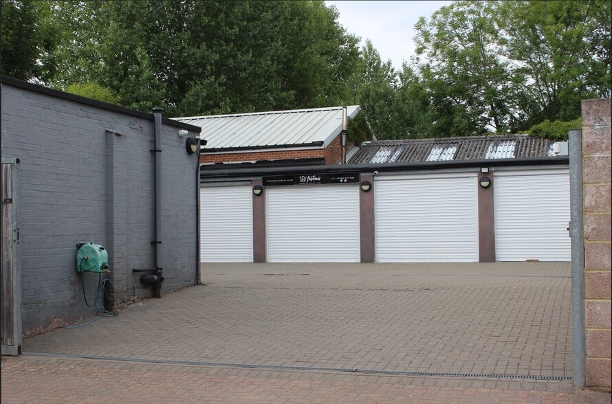 Cooks Garages Forge Lane, Northwood to rent - Building Photo - Image 2 of 7