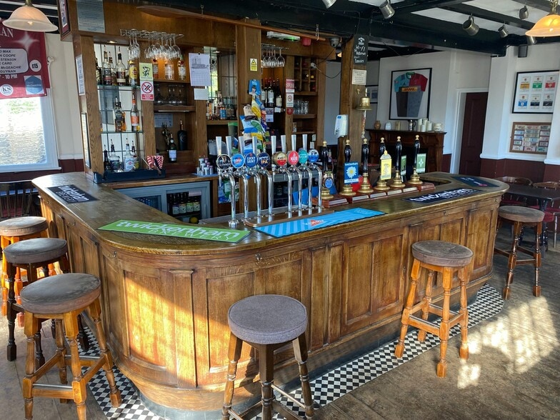 7 Fourth Cross Rd, Twickenham to rent - Building Photo - Image 2 of 14