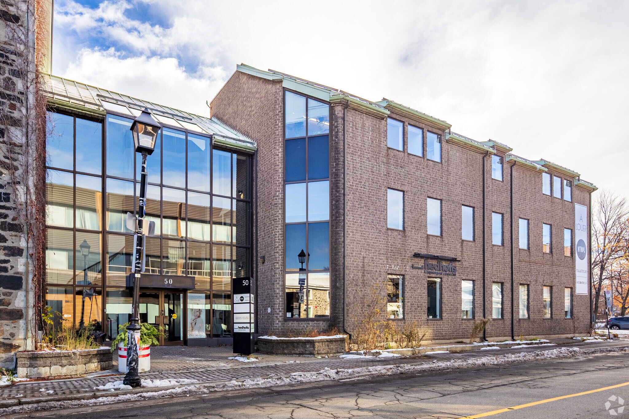 50 Rue Saint-Charles O, Longueuil, QC to rent Building Photo- Image 1 of 21