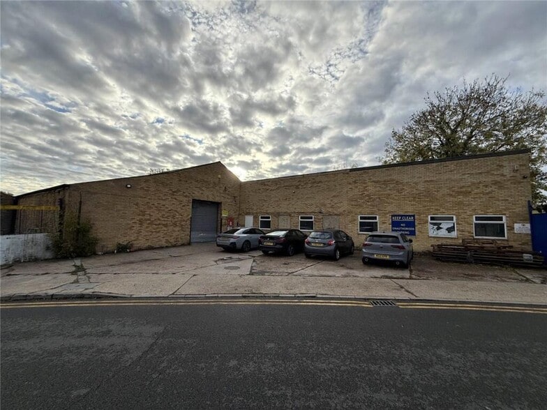 2 Driberg Way, Braintree to rent - Building Photo - Image 3 of 15