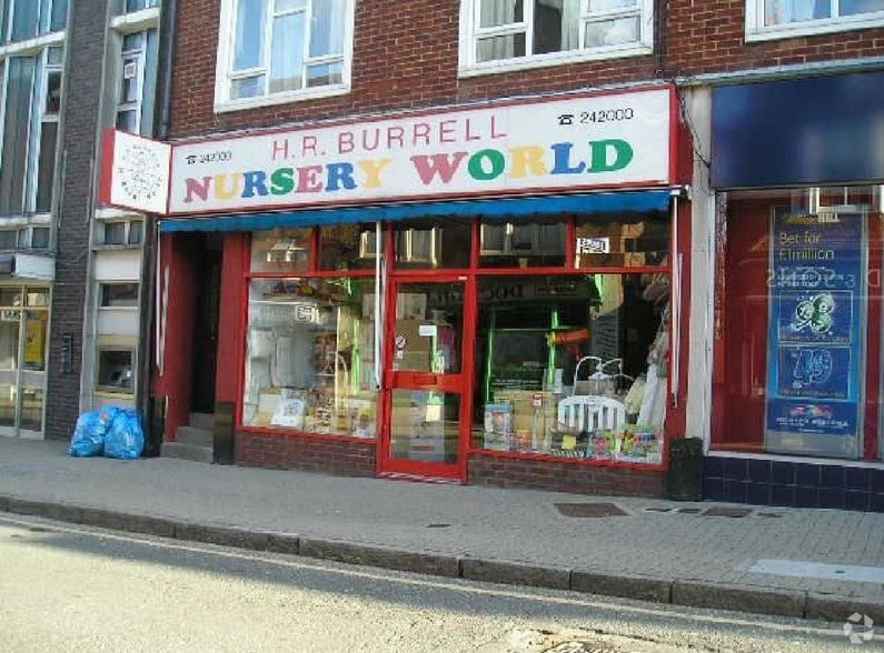 22 Church Rd, Burgess Hill to rent - Primary Photo - Image 1 of 2