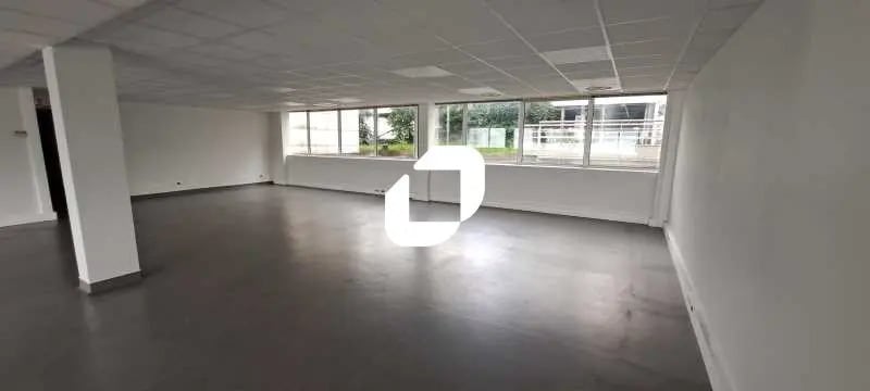 Location Bureaux 191 m² à 3 396 m² - Photo 1