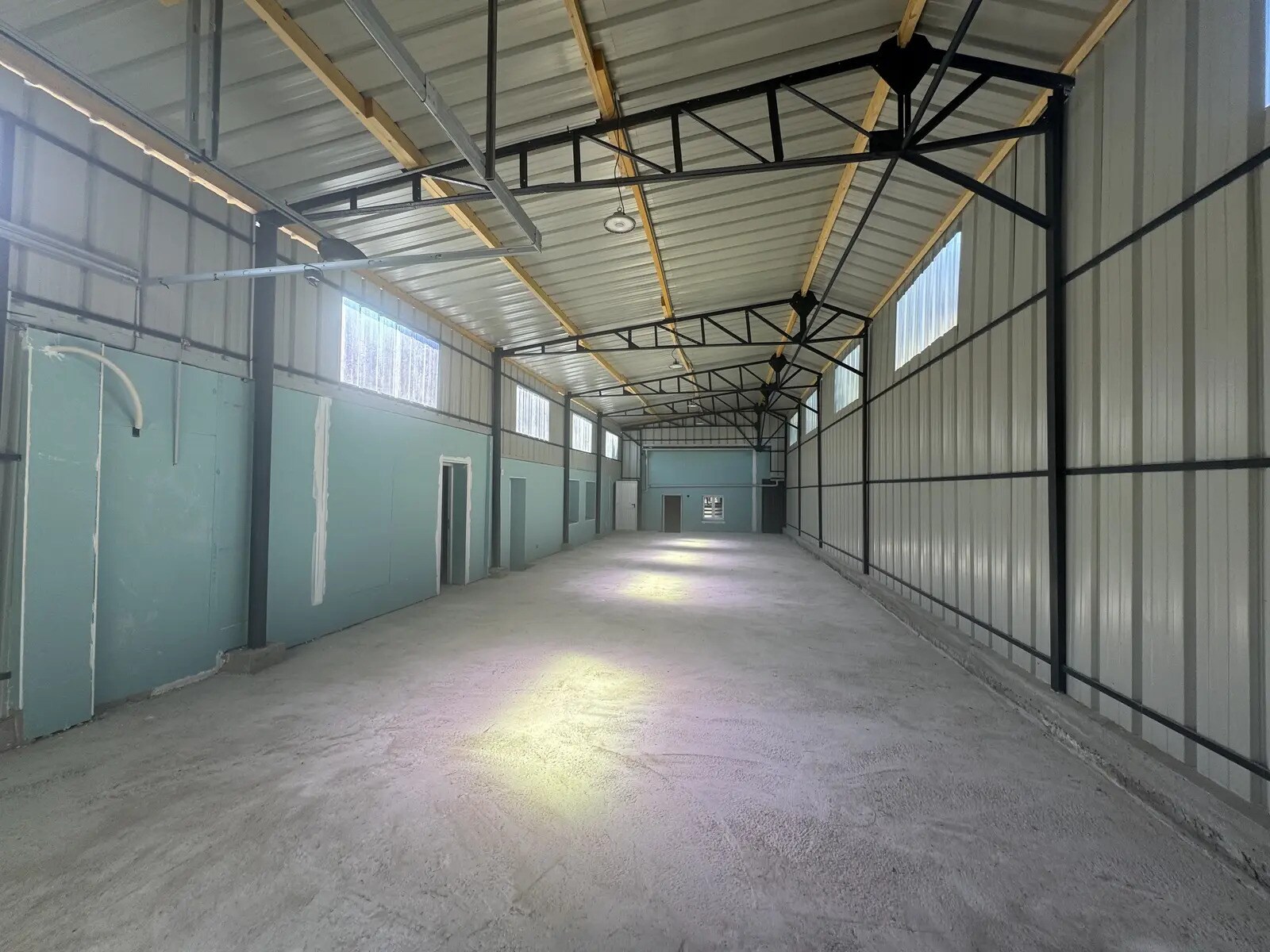 Light Industrial in Argenteuil to rent Interior Photo- Image 1 of 10