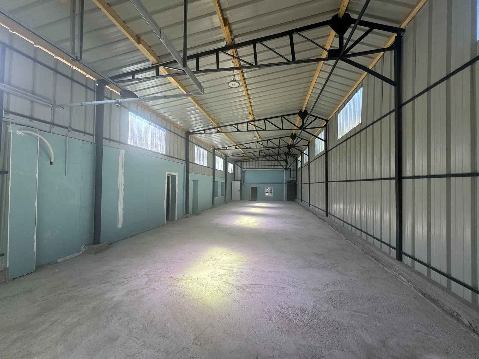 Light Industrial in Argenteuil to rent Interior Photo- Image 1 of 9