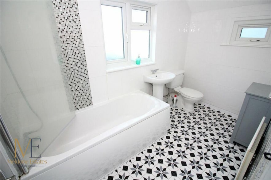 67 Pelham Road South, Gravesend for sale - Interior Photo - Image 3 of 6