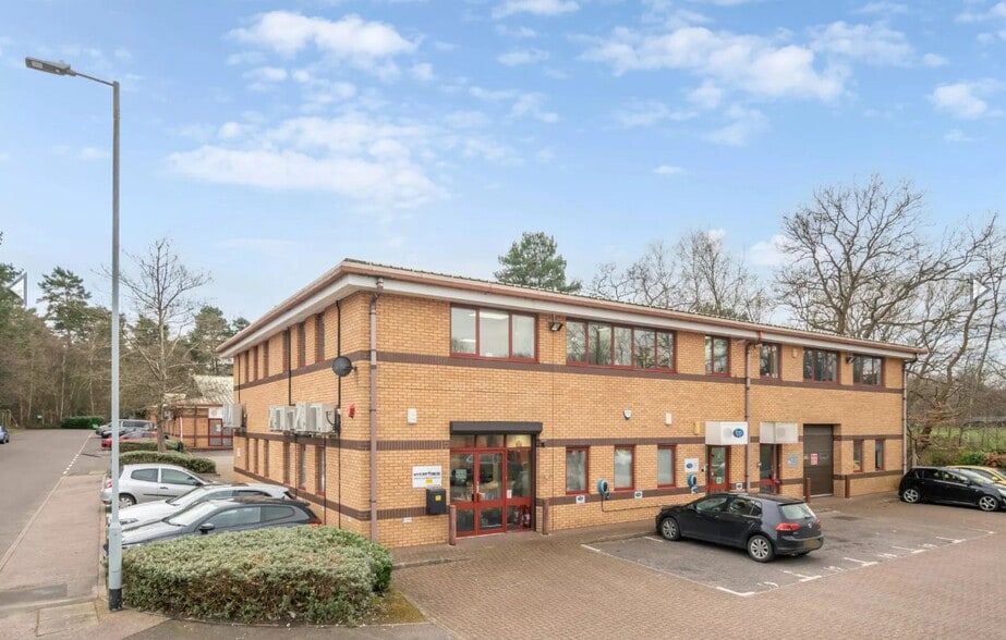 Dukes Ride, Crowthorne to rent - Building Photo - Image 3 of 13