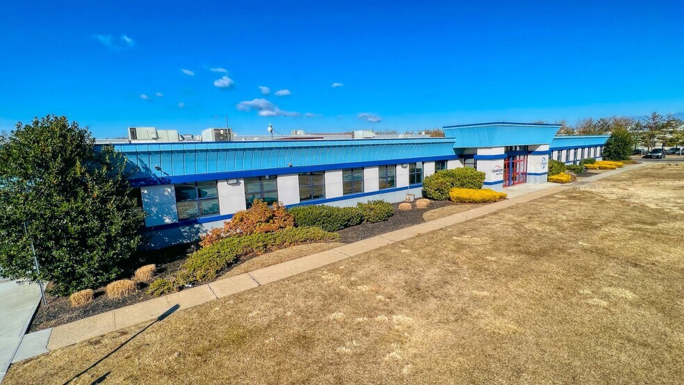 100 Marcus Blvd, Hauppauge, NY for rent - Building Photo - Image 2 of 10