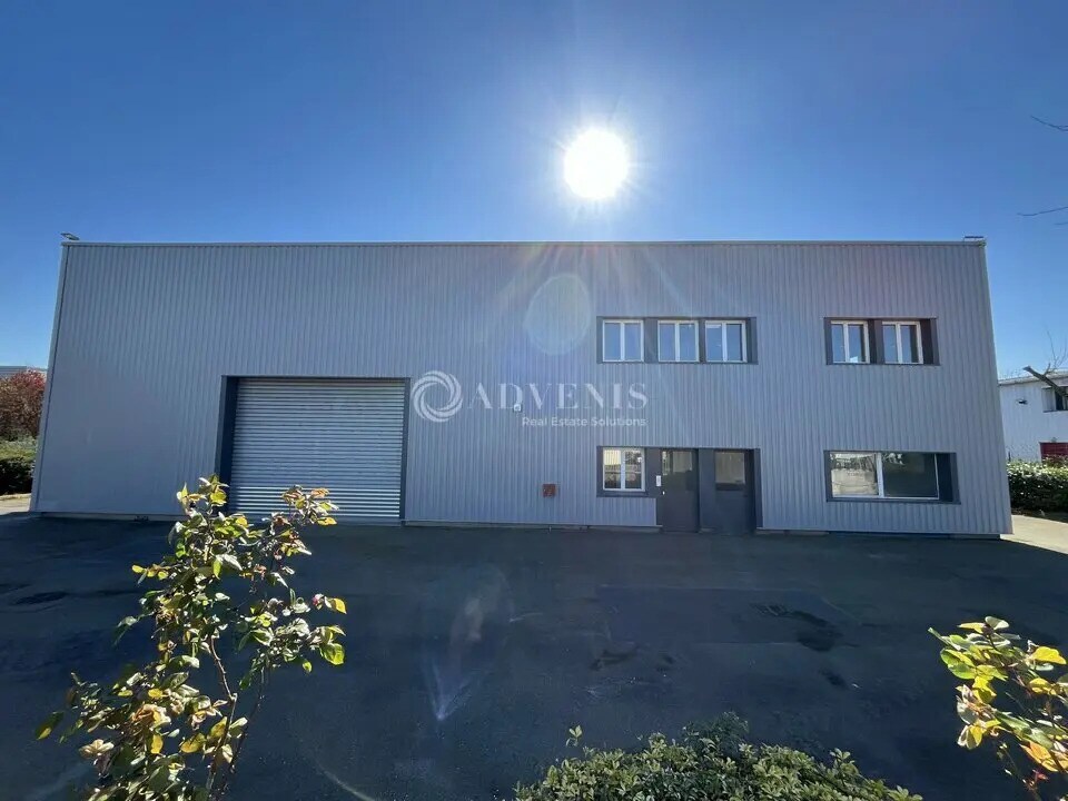 Location Entrepôt 1 726 m² - Photo 1
