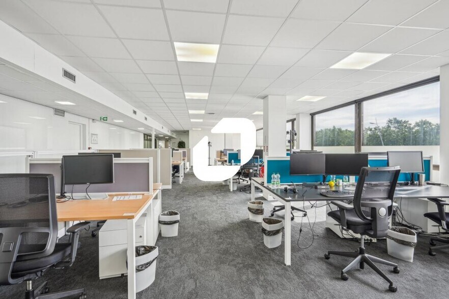 Office in Saint-Cloud to rent - Interior Photo - Image 2 of 9