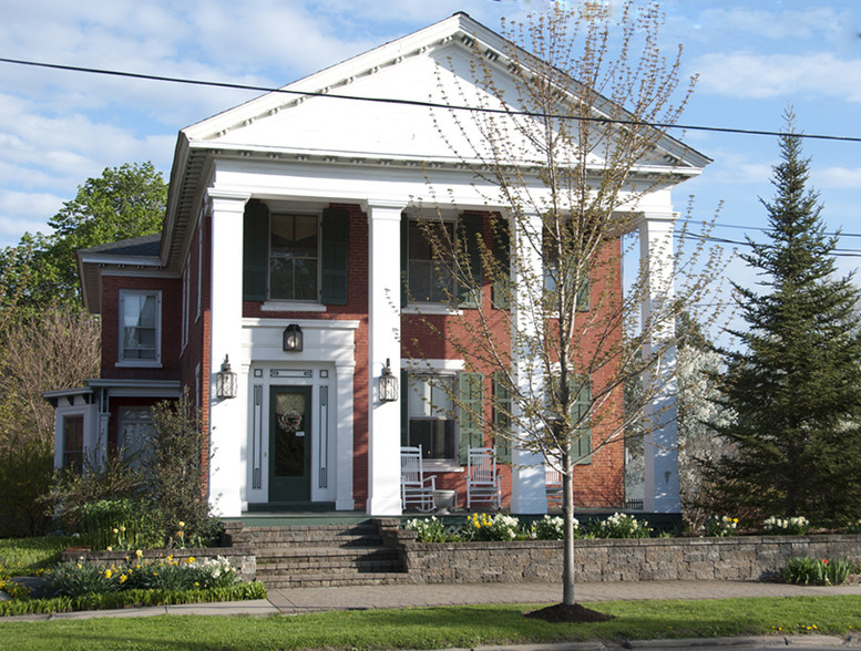 Former Grape Arbor Inn Bed and Breakfast portfolio of 2 properties for sale on LoopNet.co.uk - Primary Photo - Image 2 of 2