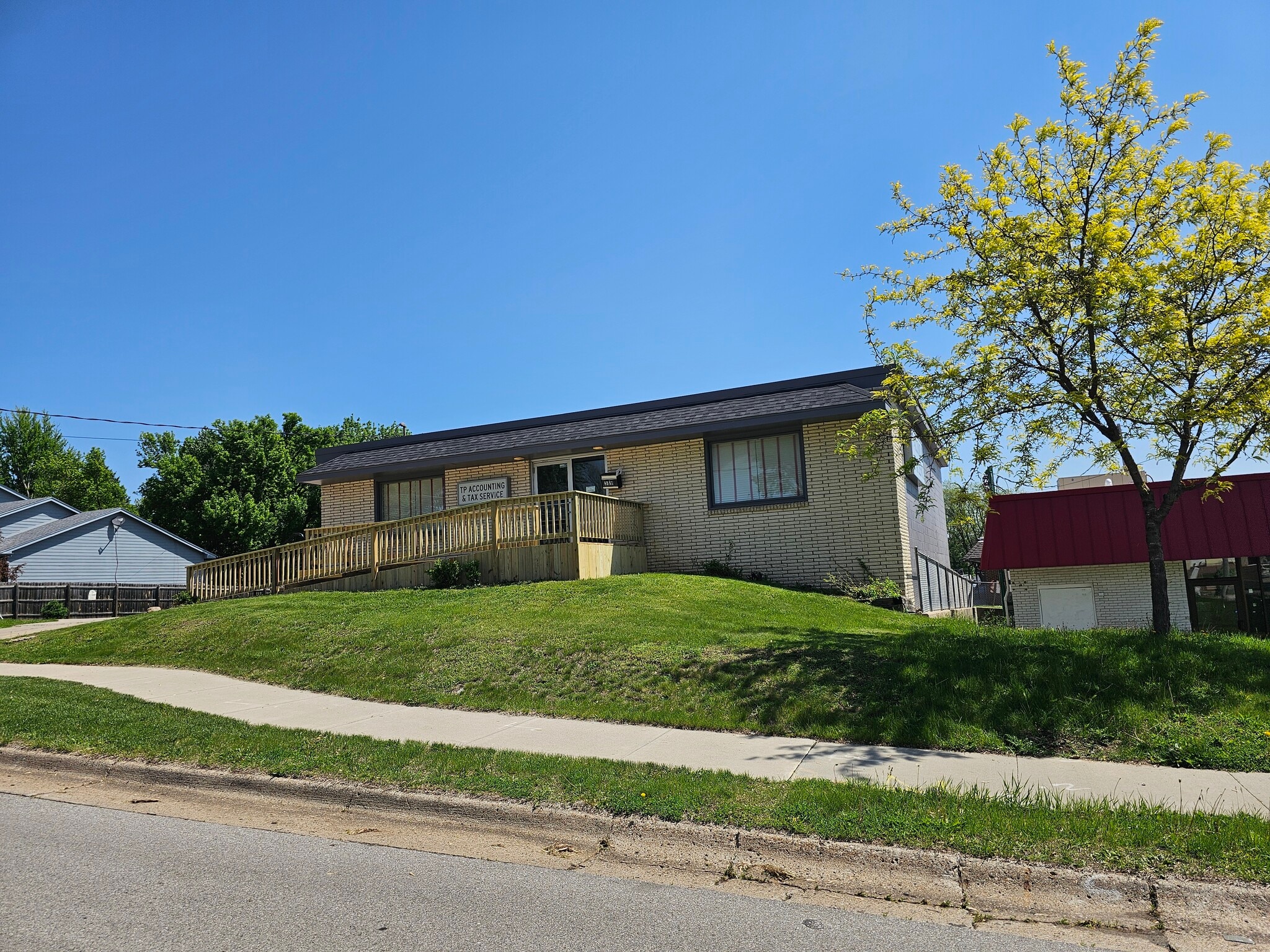 3811 38th St, Des Moines, IA to rent Building Photo- Image 1 of 2