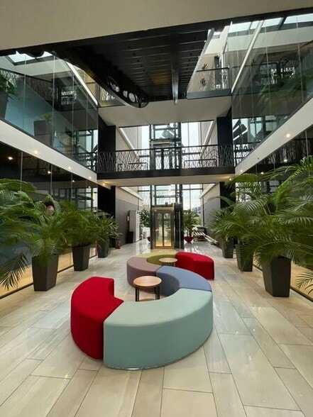 Office in Bussy-Saint-Martin to rent - Lobby - Image 3 of 9