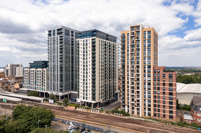 More details for 16 Sutton Court Rd, Sutton - Retail to Rent