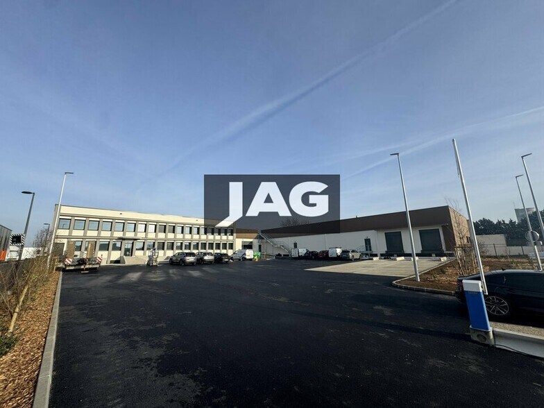 Light Industrial in Caluire-et-Cuire to rent - Building Photo - Image 1 of 19