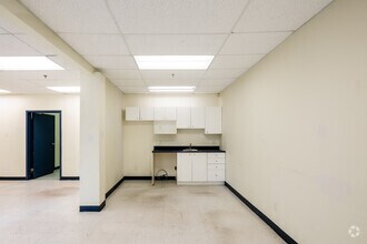 2403-2467 Rue Guénette, Saint-Laurent, QC to rent Interior Photo- Image 1 of 3