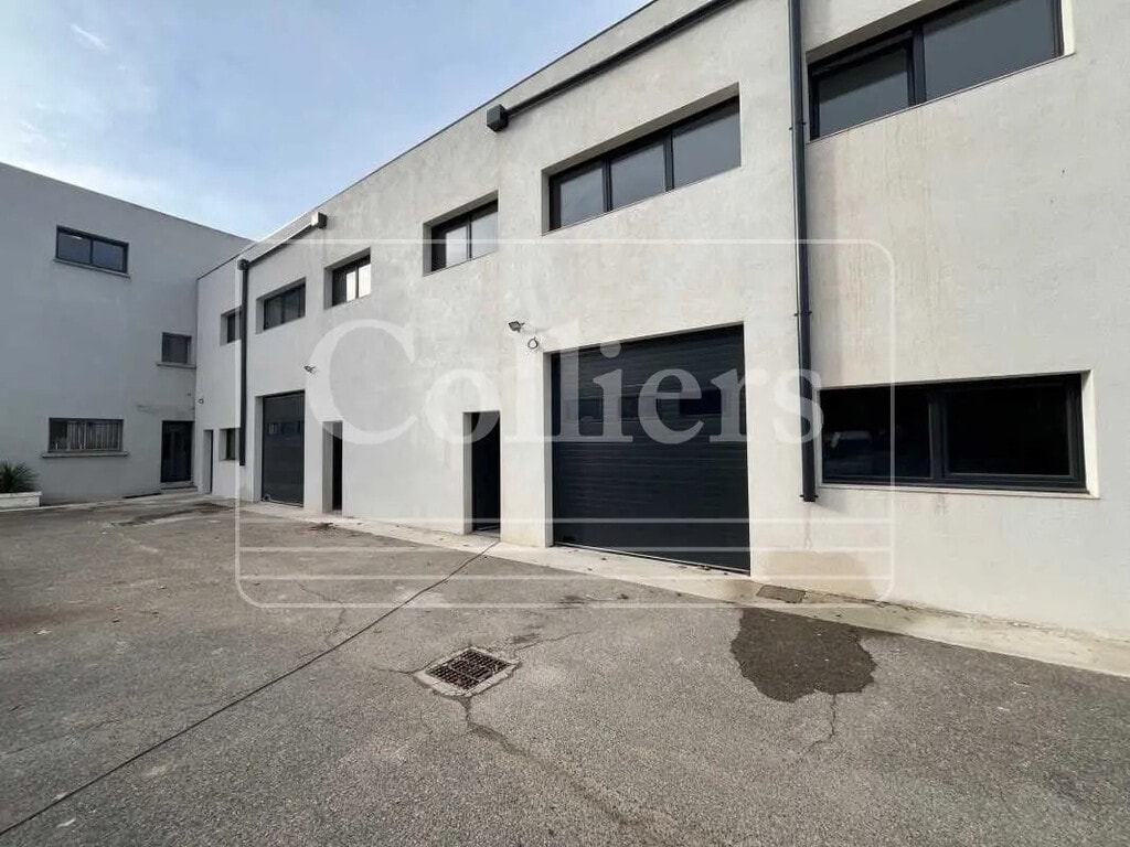 Location Bureaux 255 m² - Photo 1
